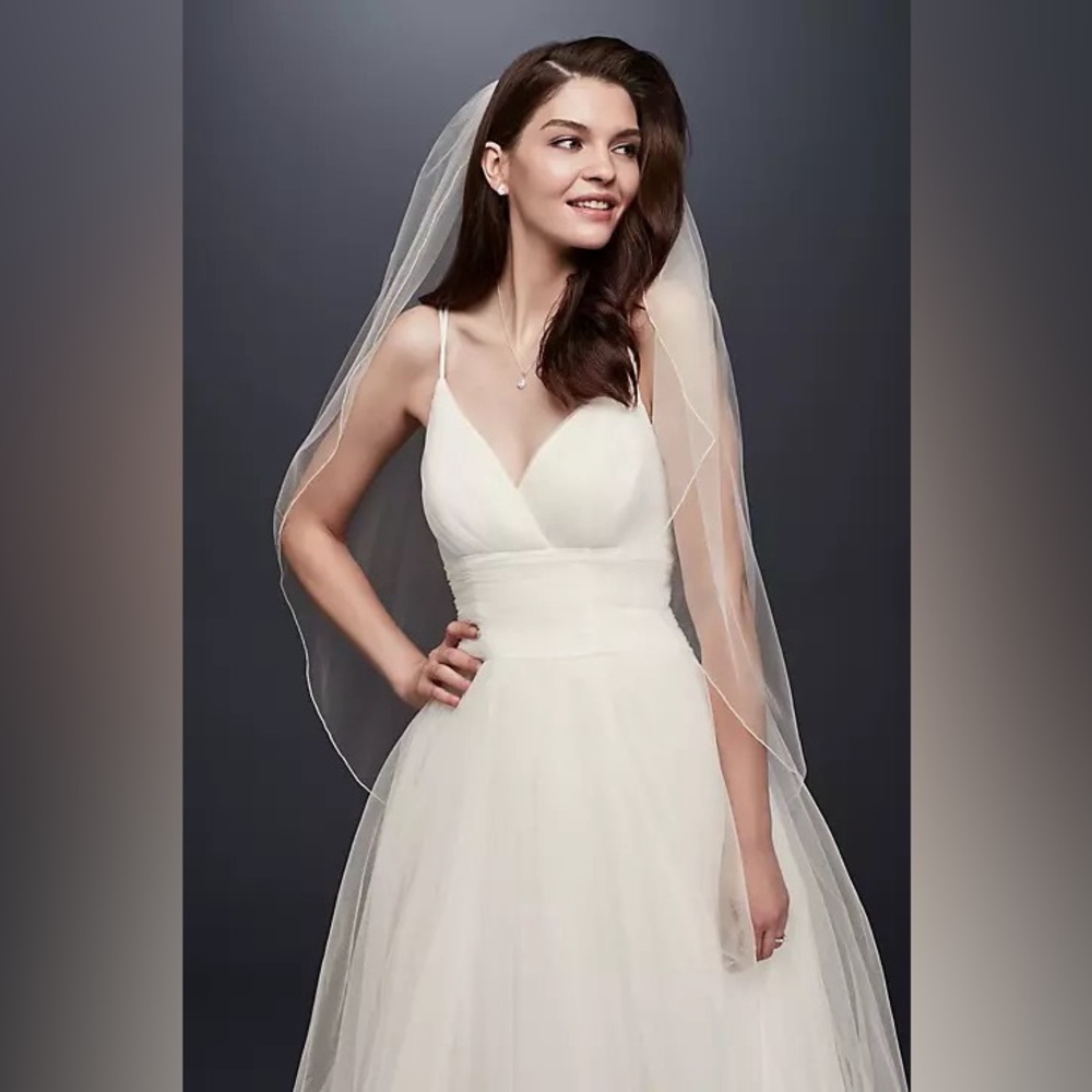 DAVID'S BRIDAL
one tier tulle fingertip veil with pencil edge Ivory